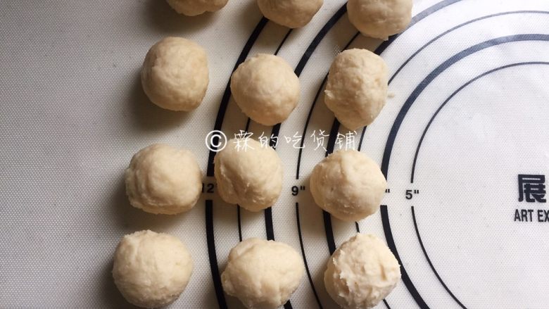 中式菊花酥,将面团均分成12份，分别揉成圆球，盖上保鲜膜松弛半个小时