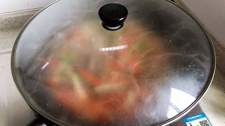青红椒茄汁牛肉杏鲍菇,盖上锅盖转中小火焖煮2分钟