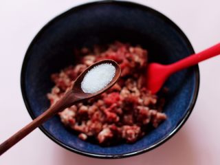 补血宜气的芹菜牛肉包,先加入适量的盐和料酒。