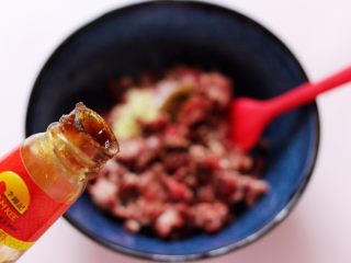 补血宜气的芹菜牛肉包,再加入生抽和蚝油混合。