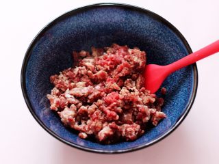 补血宜气的芹菜牛肉包,取一个大一点的碗，把牛肉馅放到碗里面。
