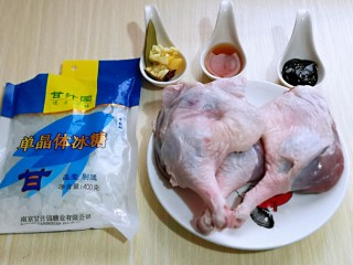 不加一滴老抽的酱香鸭腿,准备食材，首先将鸭腿儿温水洗干净。