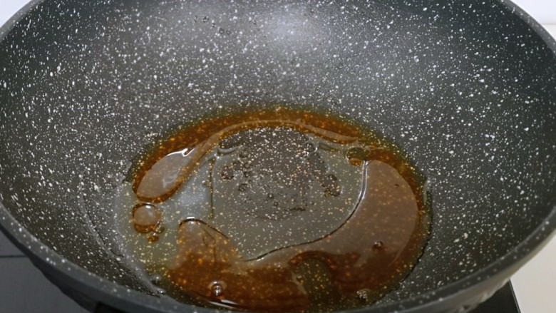 不加一滴老抽的酱香鸭腿,小火将冰糖炒至融化，至褐色。