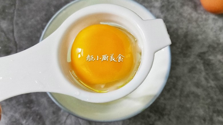 奶香鸡蛋布丁,用分离器把鸡蛋白分离，只要蛋黄。