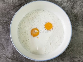 奶香鸡蛋布丁,大碗中倒入150克纯牛奶，把两个鸡蛋黄放入牛奶中，加入5克白糖。