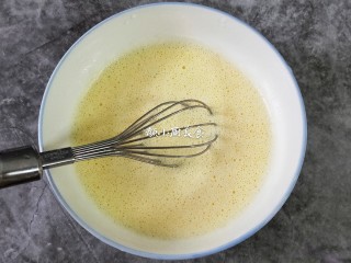 奶香鸡蛋布丁,用手动打蛋器搅拌均匀，把鸡蛋黄完全搅拌散开。