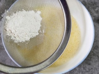 奶香鸡蛋布丁,搅拌好鸡蛋以后，面粉过筛入蛋液中，然后搅拌至面粉没有颗粒状。