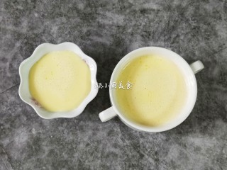 奶香鸡蛋布丁,再用面粉筛过滤两次，把过滤好的鸡蛋液倒入布丁杯中。