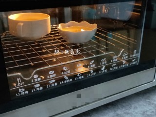 奶香鸡蛋布丁,把鸡蛋液放入烤箱中上下管200°烤20分钟。烤好后取出即可食用。