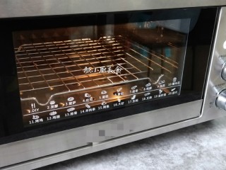 奶香鸡蛋布丁,烤箱230°提前预约十分钟，预热好后。