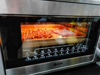 花生杏仁牛轧糖,烤箱230°提前预热十分钟，预热好后把花生放入考箱中上下管200°烤十分钟。