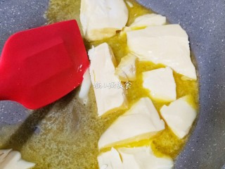 花生杏仁牛轧糖,把黄油放入不粘锅中，开中小火把黄油完全融化。