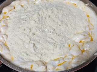 花生杏仁牛轧糖,倒入全指奶粉翻炒至混合均匀，火候要全程小火，要不停的搅拌以免粘锅。