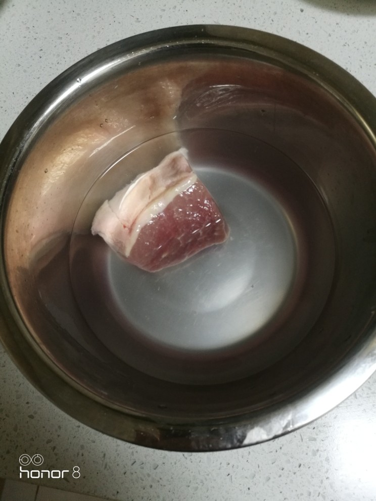 菜谱#哈密瓜苹果瘦肉汤#[创建于11/元~2019],瘦肉浸泡去血水。