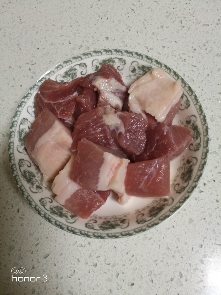 菜谱#哈密瓜苹果瘦肉汤#[创建于11/元~2019],浸泡的瘦肉洗净，切成小块。