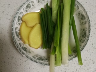 菜谱#哈密瓜苹果瘦肉汤#[创建于11/元~2019],辅材:姜、葱。