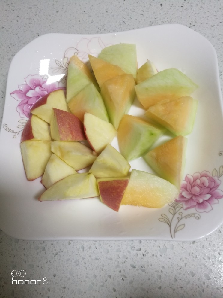 菜谱#哈密瓜苹果瘦肉汤#[创建于11/元~2019],哈密瓜、苹果洗净，切成滚刀块备用。