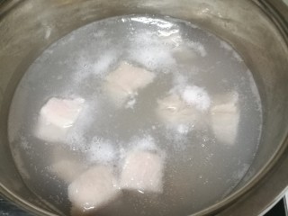 菜谱#哈密瓜苹果瘦肉汤#[创建于11/元~2019],起锅注天然好水，煮瘦肉，并清除浮昧。