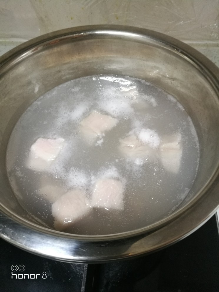 菜谱#哈密瓜苹果瘦肉汤#[创建于11/元~2019],起锅注天然好水，煮瘦肉，并清除浮昧。