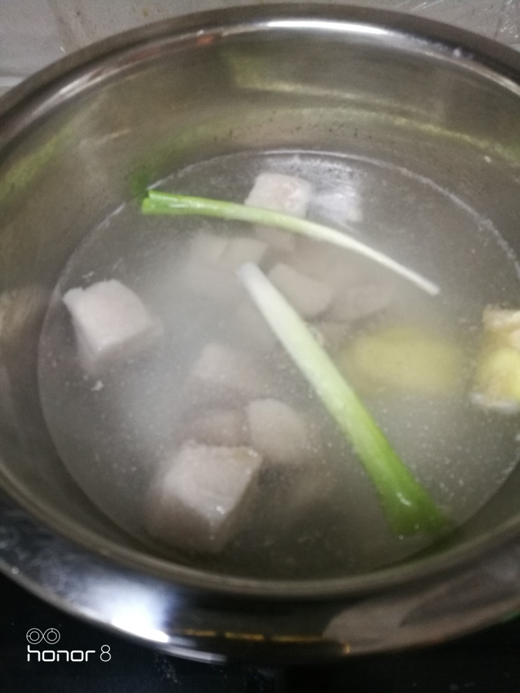 菜谱#哈密瓜苹果瘦肉汤#[创建于11/元~2019],放入葱姜。