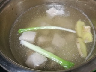 菜谱#哈密瓜苹果瘦肉汤#[创建于11/元~2019],开锅后，转中小焖制40分钟。