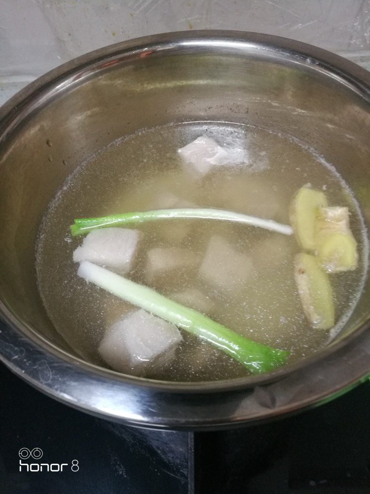 菜谱#哈密瓜苹果瘦肉汤#[创建于11/元~2019],开锅后，转中小焖制40分钟。