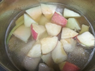菜谱#哈密瓜苹果瘦肉汤#[创建于11/元~2019],再放入哈密瓜和苹果。