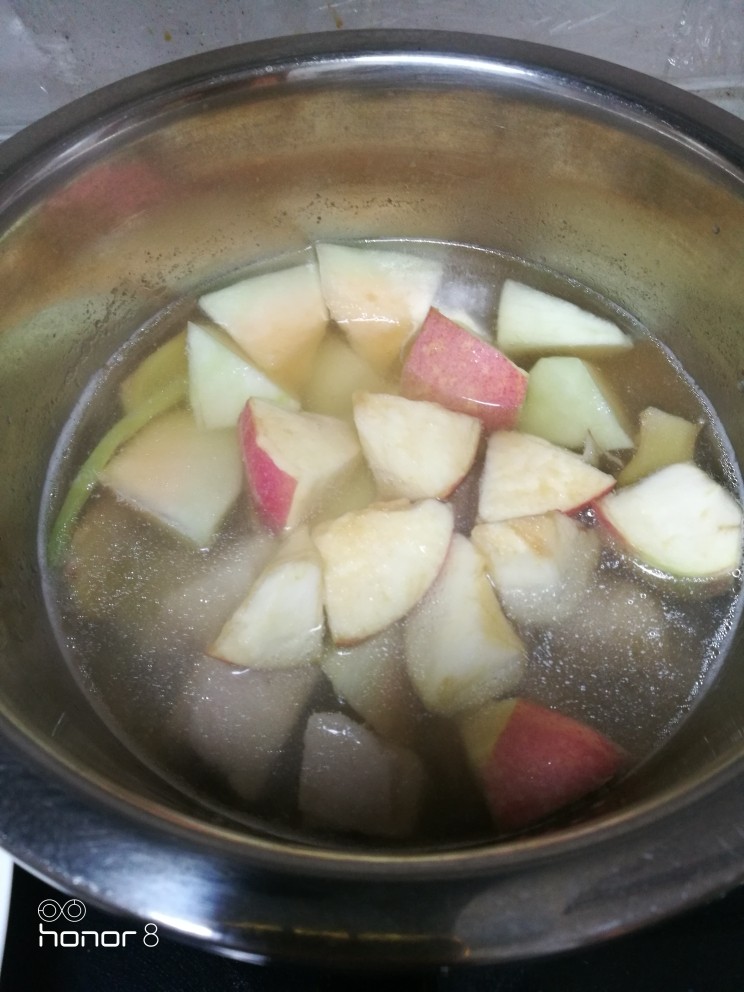 菜谱#哈密瓜苹果瘦肉汤#[创建于11/元~2019],再放入哈密瓜和苹果。