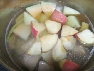 菜谱#哈密瓜苹果瘦肉汤#[创建于11/元~2019],再烧开，焖制30分钟。