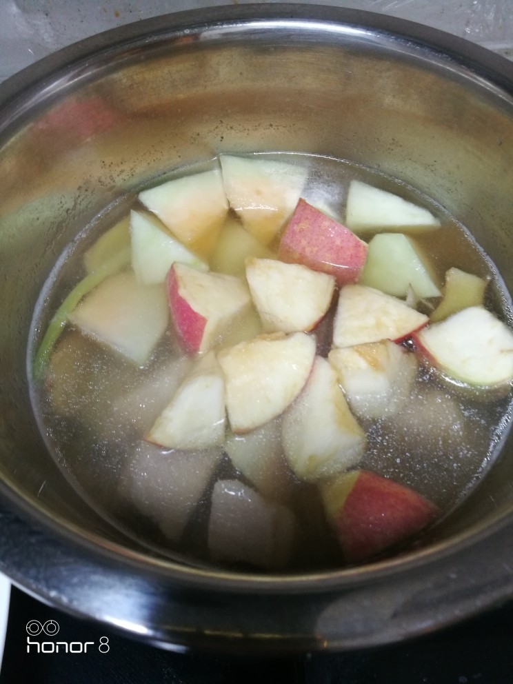 菜谱#哈密瓜苹果瘦肉汤#[创建于11/元~2019],再烧开，焖制30分钟。