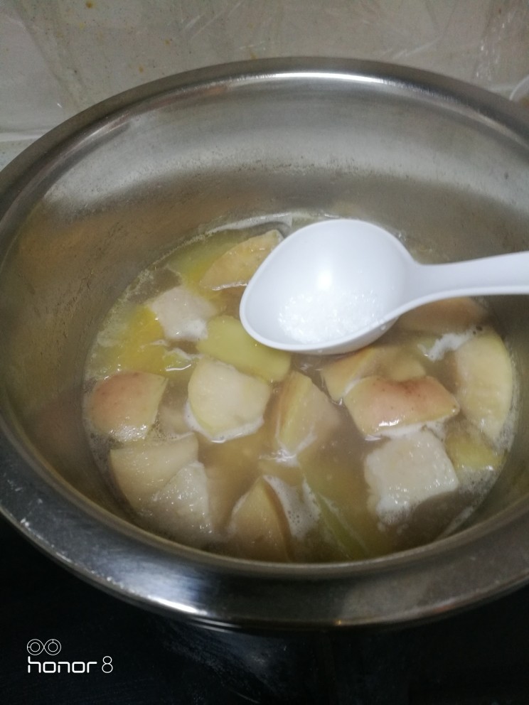 菜谱#哈密瓜苹果瘦肉汤#[创建于11/元~2019],然后调味，放少许盐和味精。