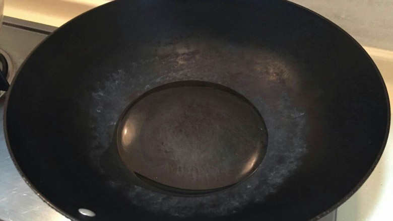 自制馄钝皮mini春卷,锅中倒油。