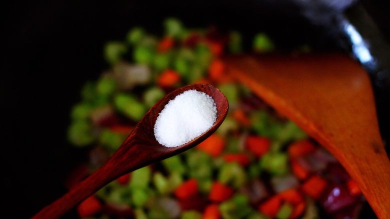 补钙补血的芹菜虾仁炒饭,这个时候就可以加入适量的盐调味。