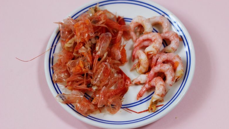 补钙补血的芹菜虾仁炒饭,把北极虾去皮后洗净备用。