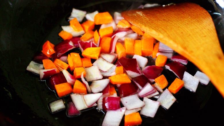 补钙补血的芹菜虾仁炒饭,看见胡萝卜丁变软的时候，加入洋葱爆香。