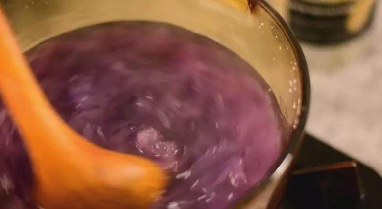 经常喝这碗银耳紫薯羹，会让你肌肤由内而外带出健康光泽,加入冰糖，熬煮至冰糖完全融化