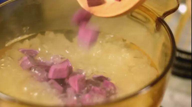 经常喝这碗银耳紫薯羹，会让你肌肤由内而外带出健康光泽,放入紫薯块再炖10分钟

