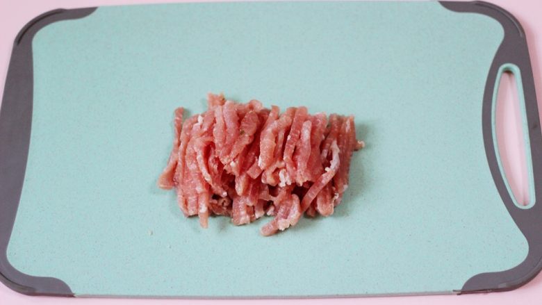 经典美味的炸酱面,<a style='color:red;display:inline-block;' href='/shicai/ 414'>猪肉</a>一块，我选的是瘦肉，也可以选择五花肉，有点肥肉做出来的酱更香。（如果不喜欢也可以用全瘦肉）把肉切成丝，也可以切成小丁。