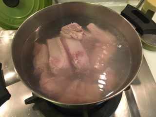 肉骨茶面线,烫洗猪肋排约5分钟