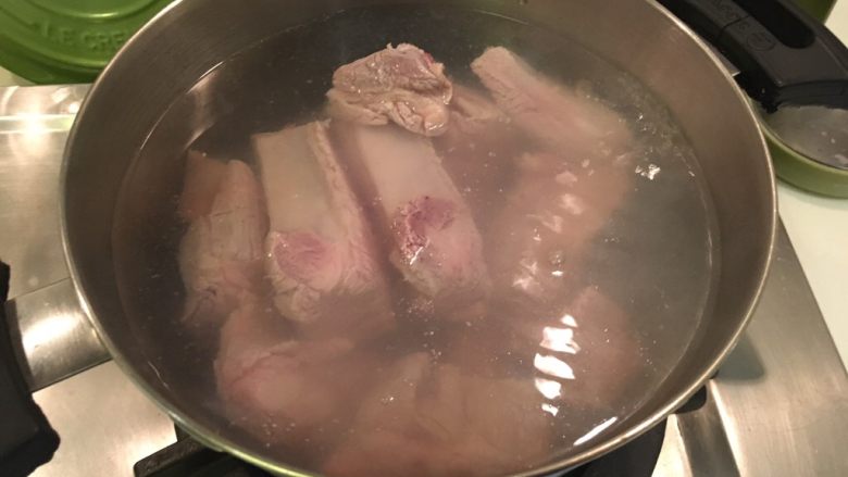 肉骨茶面线,烫洗猪肋排约5分钟