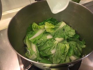肉骨茶面线,接着烫青菜，加点盐可保持翠绿哦！