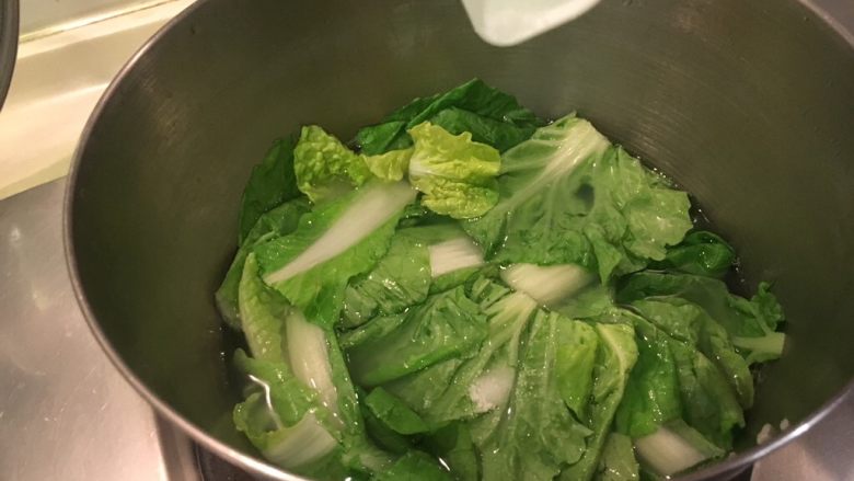 肉骨茶面线,接着烫青菜，加点盐可保持翠绿哦！