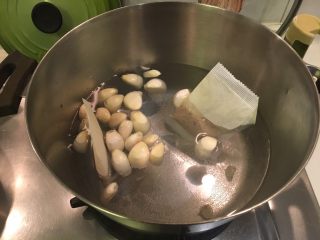 肉骨茶面线,1800ml的水加入蒜头仁、肉骨茶包烧开