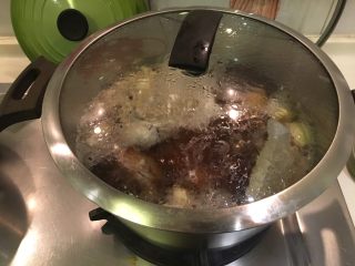 肉骨茶面线,烧开后转中火加盖煮50分钟～1小时
