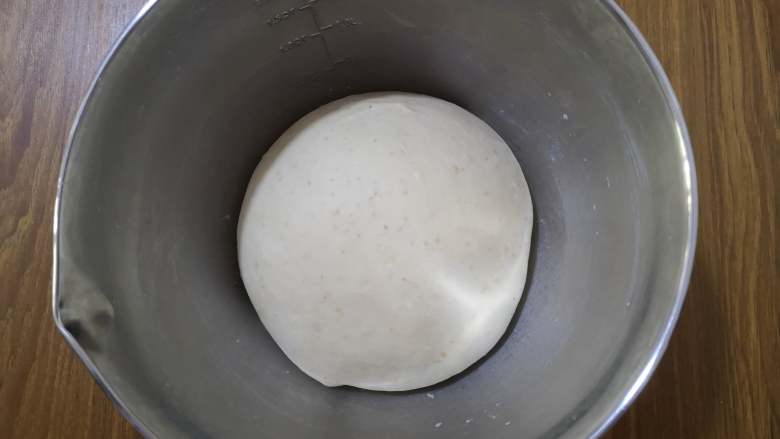 美味看得见的红薯吐司,整理成圆形，放入盆中，盖上保鲜膜室温发酵。
