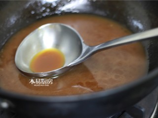 冰糖肘子,另起锅，里面放半碗剁肘子的肉汤，煮开后放水淀粉勾薄芡。