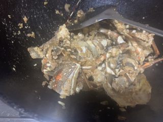 大龙虾青菜粥,一定要将龙虾多翻炒片刻、炒出香味。