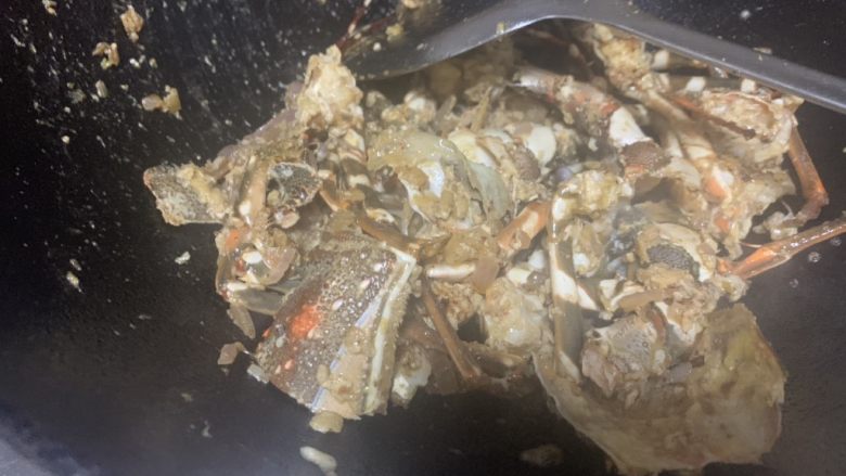 大龙虾青菜粥,一定要将龙虾多翻炒片刻、炒出香味。