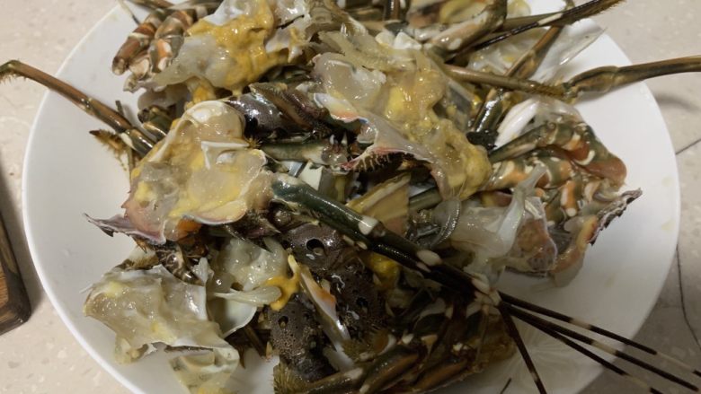 大龙虾青菜粥,清洗虾头的时候去掉腮、虾线等脏的部分，虾头里黄色部分是虾黄，就是虾卵，一定要保留。