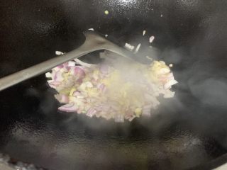 大龙虾青菜粥,热锅热油小火爆香姜和洋葱。